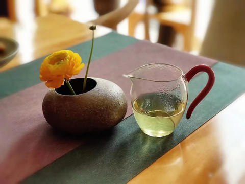 卡通泡茶乐无边，茶饮健康好处多